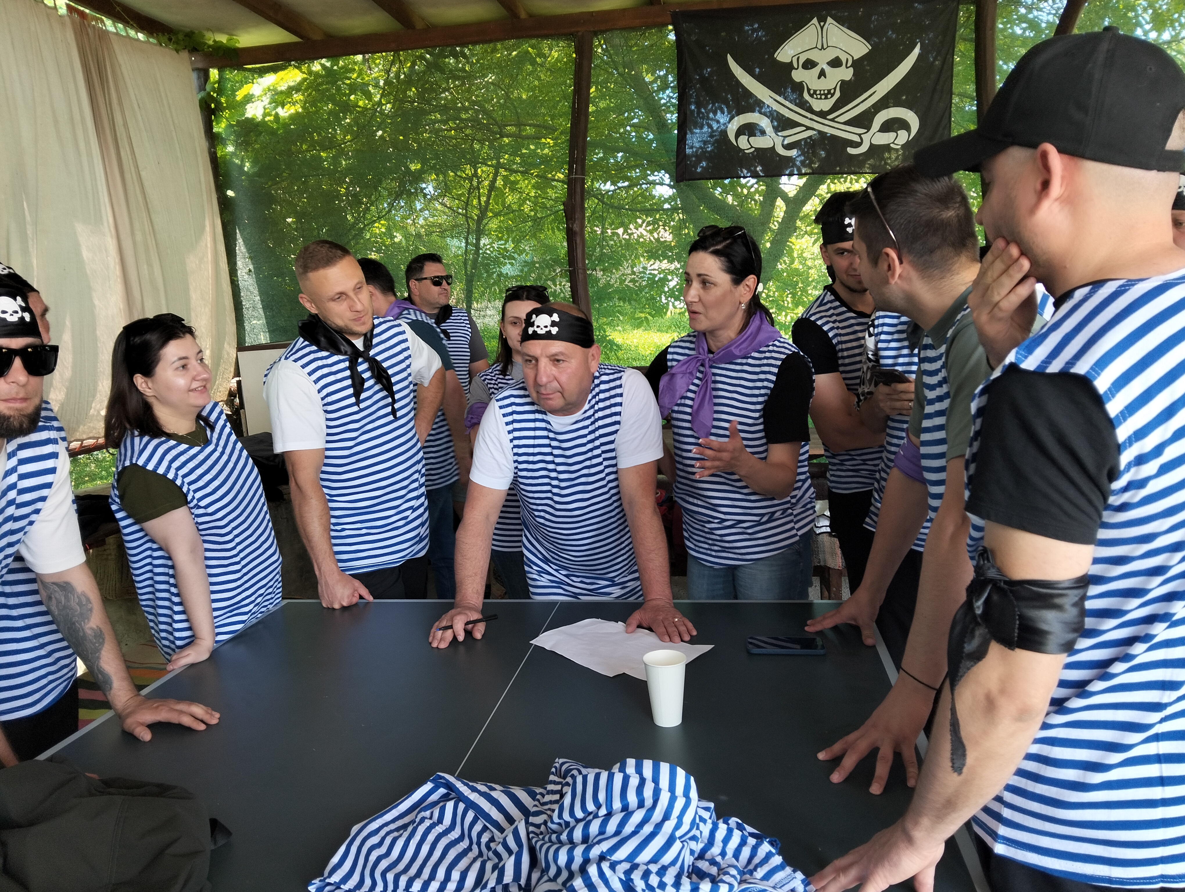 Echipă discutând strategii în cadrul activității de teambuilding Consiliul Căpitanilor axată pe leadership și luarea deciziilor