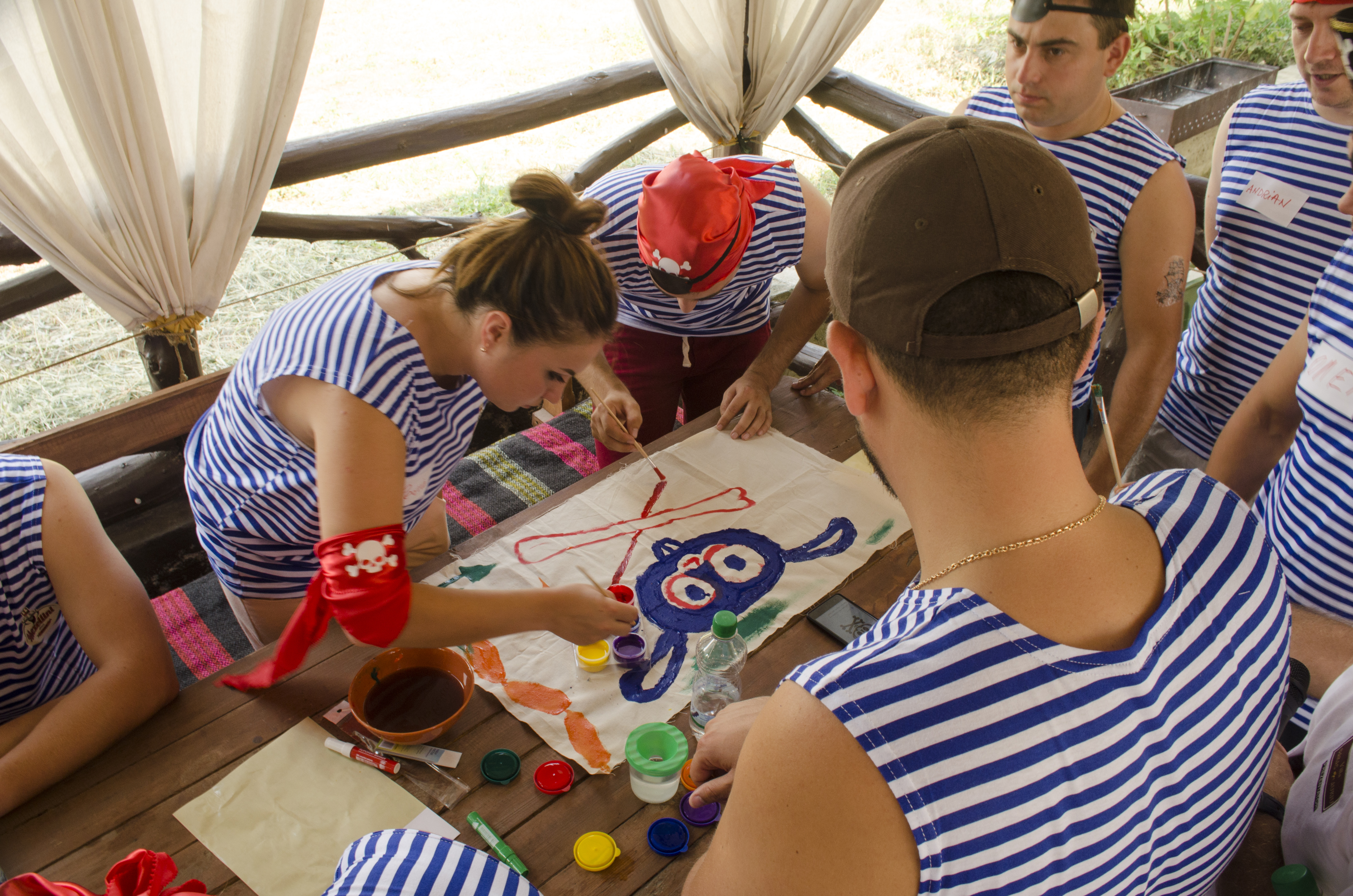 Participanți pictând și creând în cadrul unei activități creative de teambuilding Atelierul Corsarilor