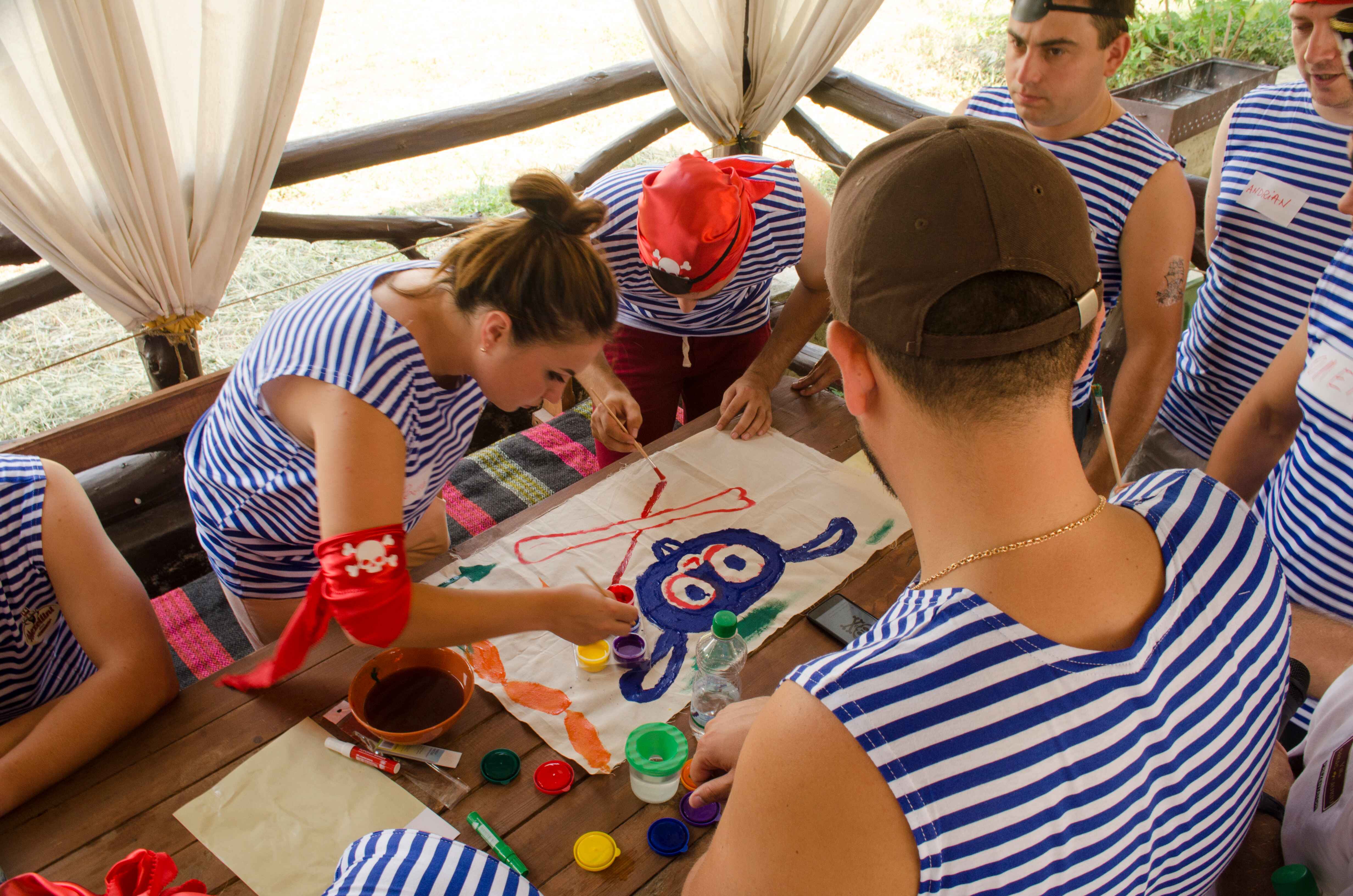 Participanți pictând și creând în cadrul unei activități creative de teambuilding Atelierul Corsarilor