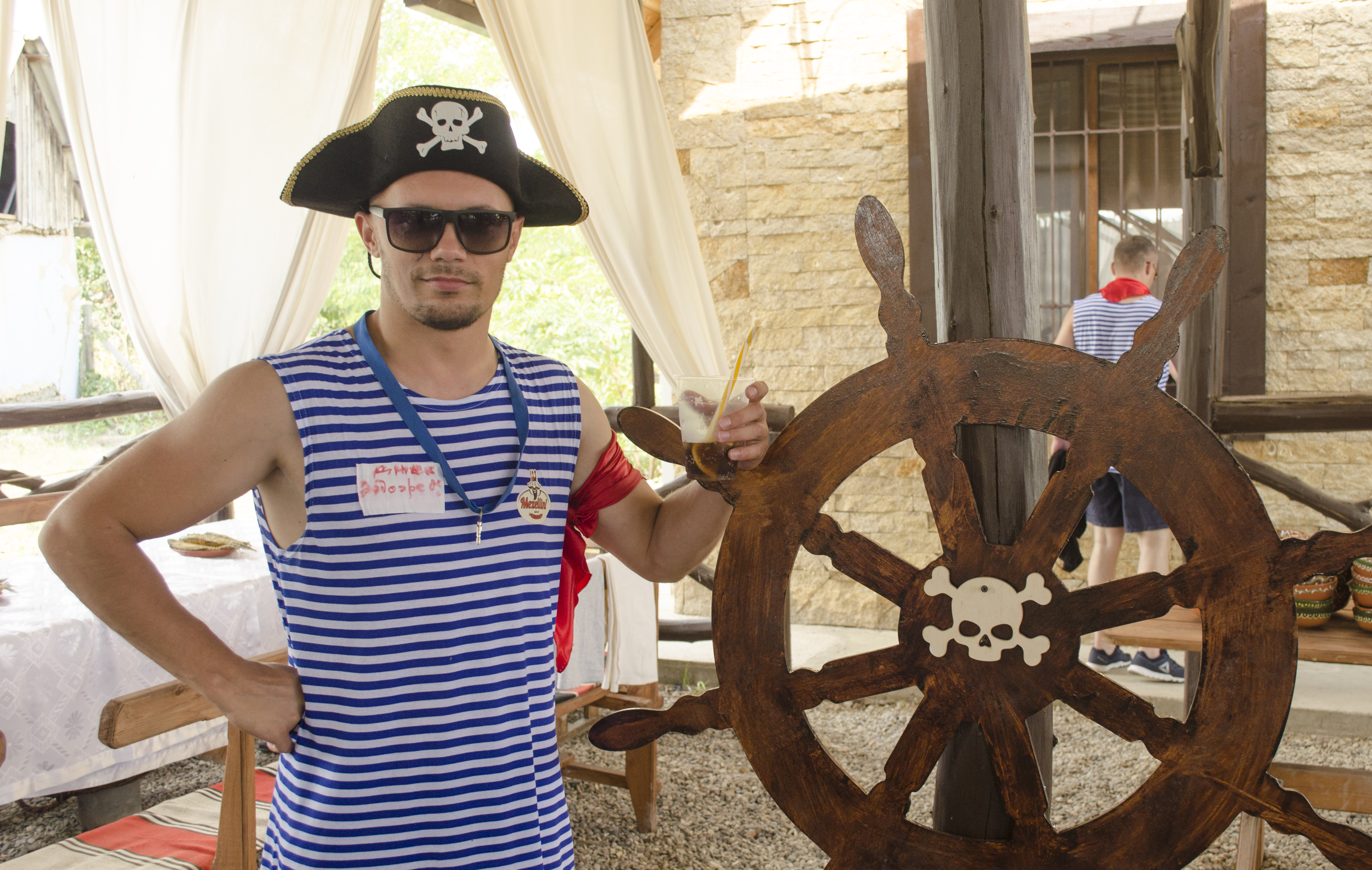 Personaj costumat în pirat salutând participanții la teambuilding atmosferă tematică și interactivă