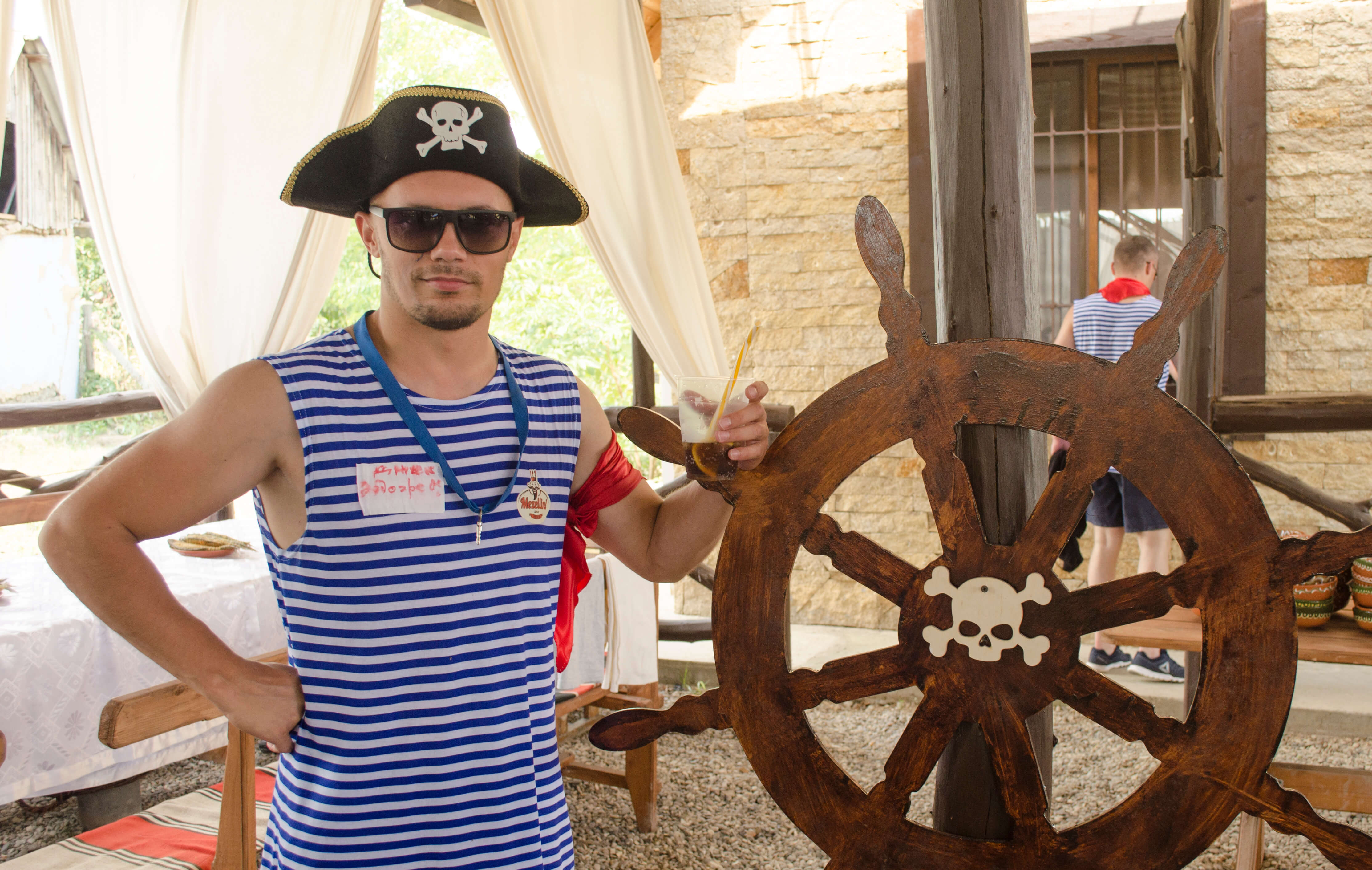 Personaj costumat în pirat salutând participanții la teambuilding atmosferă tematică și interactivă